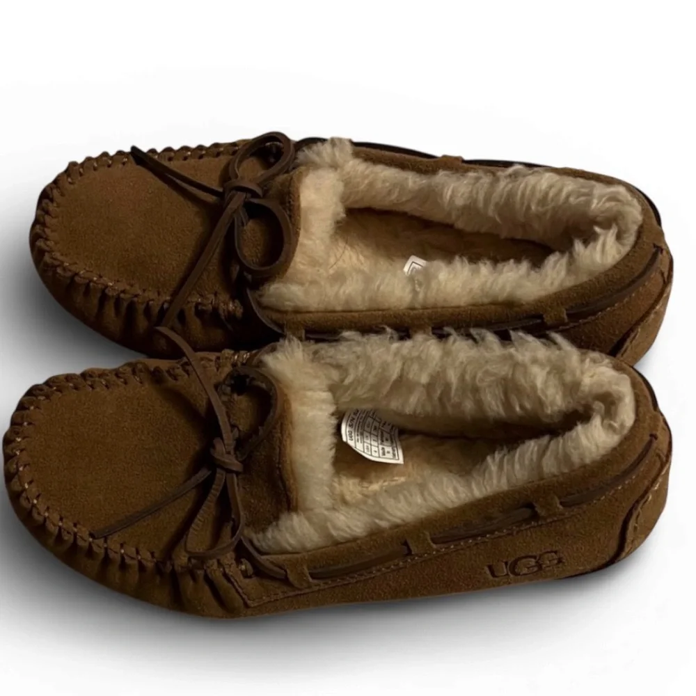 Ugg kids Dakota slippers sheepskin fur lined chestnut suede moccasin size 4 EUC